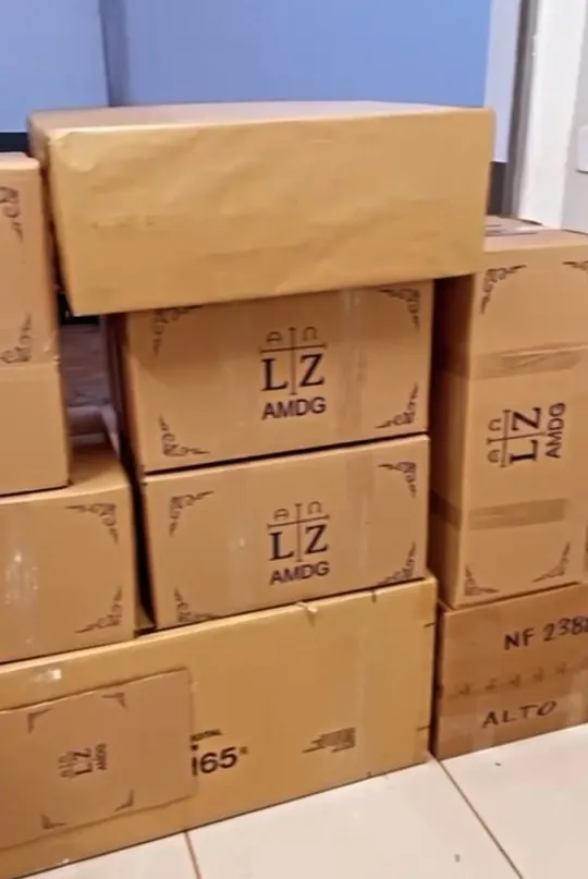 Caixas de envio com o monograma LZ AMDG