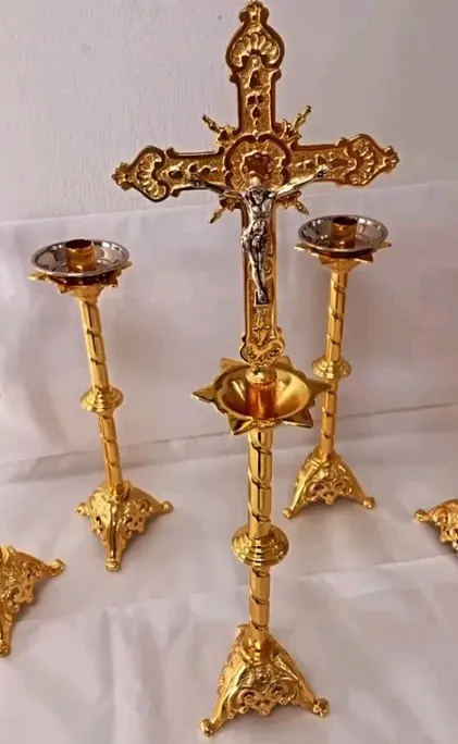 Conjunto de crucifixo e castiçais