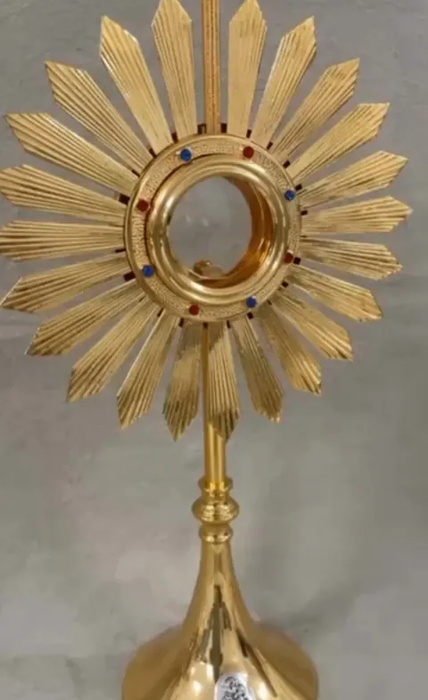 Ostensório de raios dourados