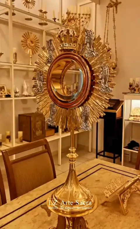 Ostensório exposto em uma sala